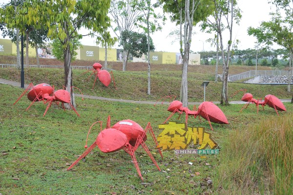 园区内的设有24个雕塑品打卡区，其中一款为红蚂蚁大军。