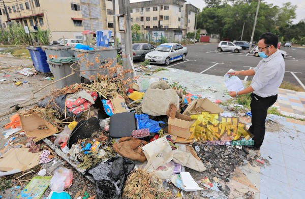 吴勇汉随便翻查，发现扔在组屋垃圾槽的垃圾不属组屋居民。