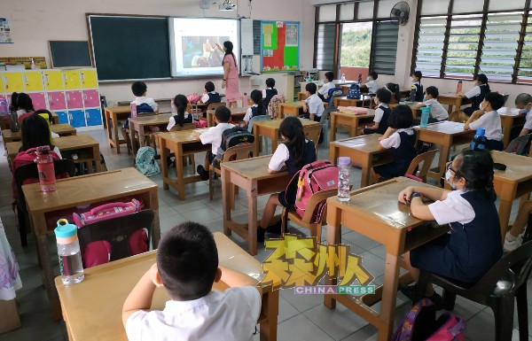 芙蓉培华小学一年级新生出席率高达96.7%。