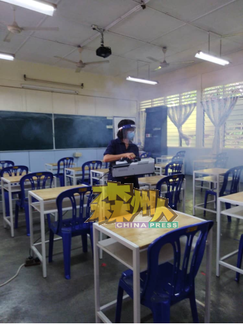 校方安排校工在放学后，于课室进行消毒工作。