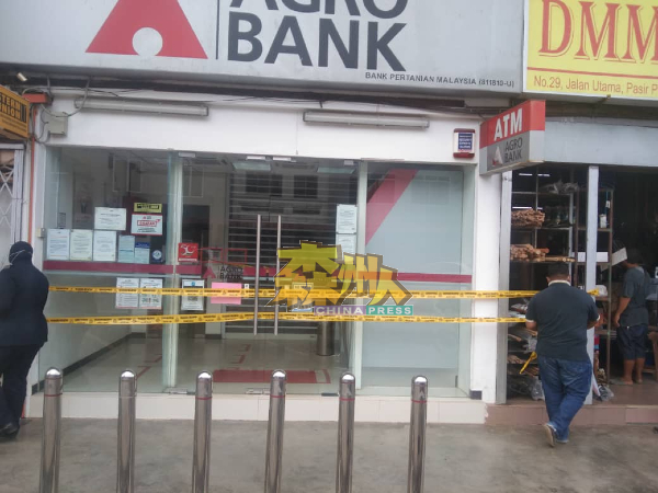 警方在银行门前拉起警示带，禁止外人进入。