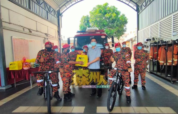 张聒翔（左3）趁着斋戒月来临，拜访马口消拯局，送上两部自行车与29份物资给消拯员。