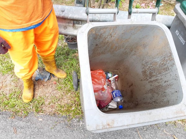 一旦在垃级桶发现可回收物，民众受促分类处理，冥顽不灵者可被罚款最低50令吉。
