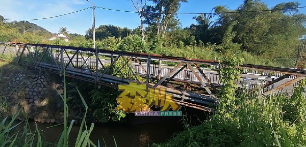 钢筋桥梁的下方桥墩已严重移位。