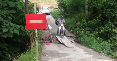暴雨冲断桥基 民众冒险渡桥