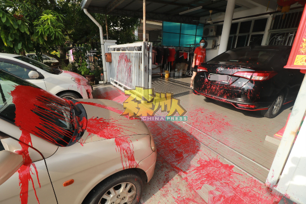 杨建发泊在住家内外的轿车悉数中招，被误泼红漆。