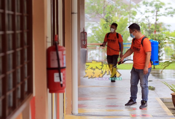 马来西亚精英天灾救援部队在东华小学的各角落喷射消毒药水进行消毒工作，让家长可以看放心送孩子回校上课。