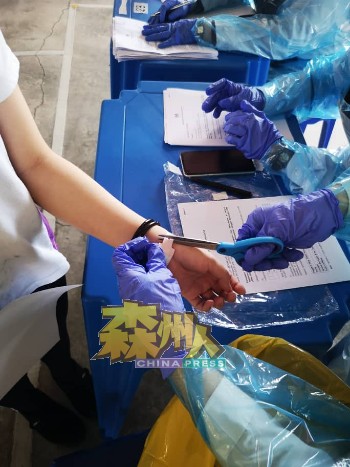芙蓉新城高苑东华小学的4P班学生在检测结果呈阴性后，已被安排剪掉隔离手环，并可于8日回校上课。