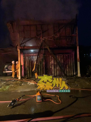 半芭双层店屋于凌晨时分起火，所幸没有酿成任何伤亡。
