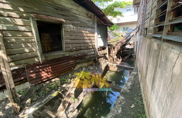 沟渠暗涵倒塌及木材碎片，影响沟渠排水量，导致突发水灾发生。
