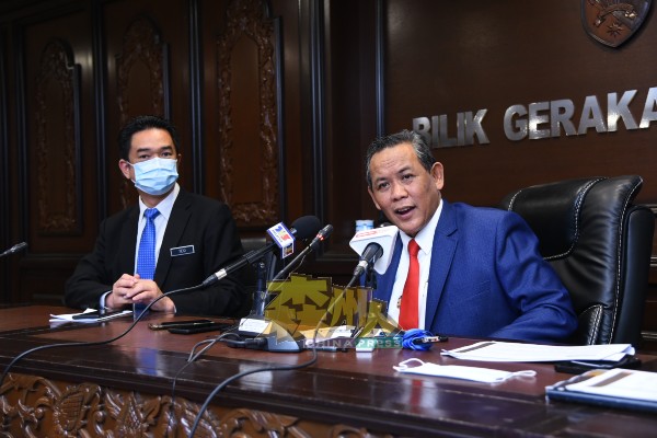 森大臣阿米努丁（右）反映本身无意国州议席兼攻，左为张聒翔。