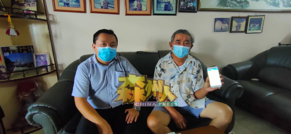 符祥原（右）向媒体展示被安排前往霹雳州近打县接种疫苗，钟绘名（右）已向仁保卫生局作出反映。