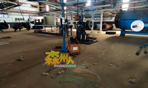 轮胎厂被数公分的尘土覆盖，形同废置工业。