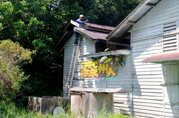 承包商已派出员工维修胡丽凤住家屋顶。