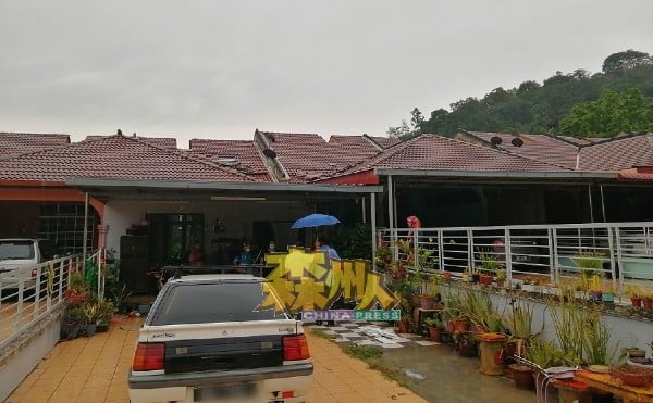 淡边旺峰山庄在一场暴风雨中，3所排屋的屋顶遭狂风摧毁。