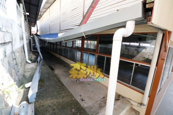 亚沙新村民众会堂遭遇风灾，水槽被刮落，毁损程度不轻。