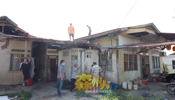 豪雨狂风袭击亚沙新村，至少10间住家受到不同程度的影响，部分屋子获国会议员谢琪清安排紧急抢修。