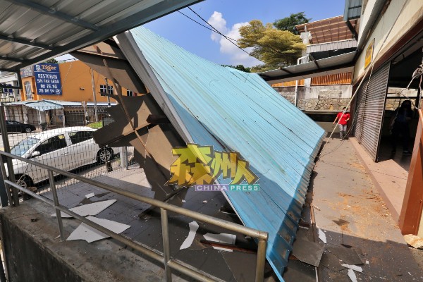 亚沙新村民众会堂遮阳篷毫无预警坍塌。