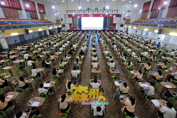 芙蓉中华中学高中二的学生，在学校综合礼堂上实体课，学生座位之间保持人身距离。