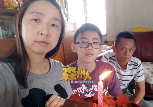 一家三口摄于2017年的合照，为儿子庆祝生日。