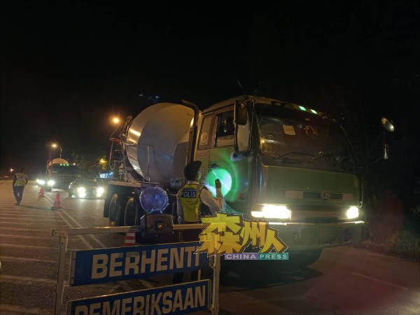 警方在马口通往金马扬18公里处连同环境局设下路障，检查所有重型交通工具是否违法。