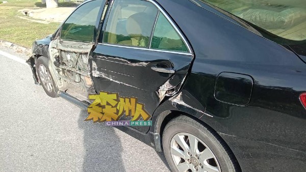 丰田轿车被撞花，司机未有受伤。