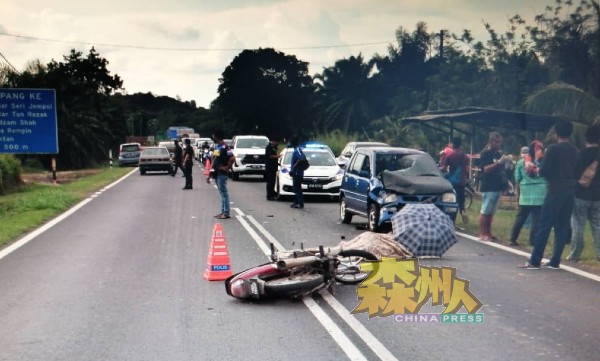 一辆灵鹿国产轿车撞上一辆摩哆，导致68岁摩哆骑士当场毙命，18岁轿车司机则蒙受重伤。