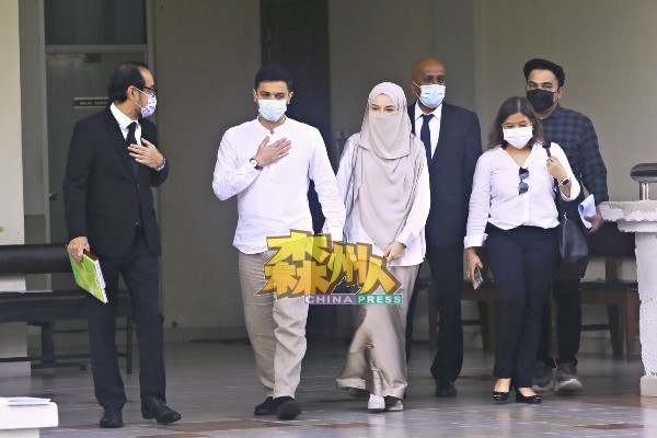 女艺人妮罗法在5月20日出庭面控时只戴面纱，因没戴口罩，鼻部明显从面纱印出来。