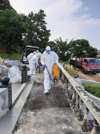 在义山进行下葬全程，工作人员需沿路进行消毒。（照片取自受访者）