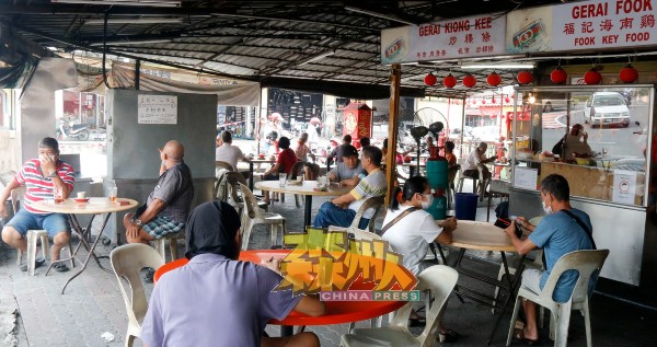 本月12日起落实行管令，市内食肆出现堂食人潮。