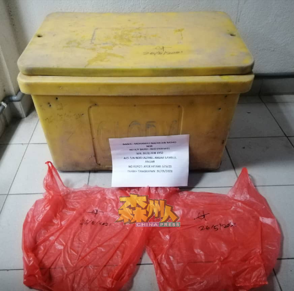 嫌犯使用黄色大桶用于收藏葛冬水，方便售卖于顾客。