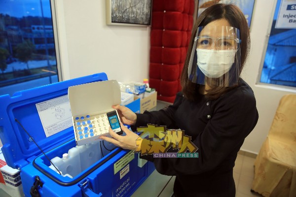 王秋频展示用作存放疫苗的特殊冰箱。