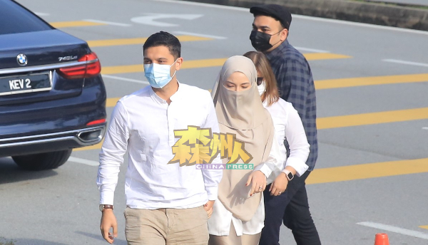 妮罗法（左2）与夫婿莫哈末哈里兹（左）前往法庭时，只戴着面纱没戴口罩，薄薄的面纱清楚印出口鼻。
