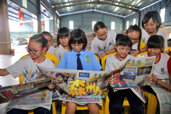 全森的82间华小，每个上课天将获得分配《中国报》，供学生阅读。（档案照）