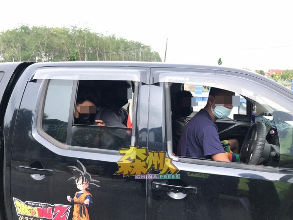 5人共车违反标准作业程序，司机兼公司负责人被罚1万令吉，其余4名乘客各被罚2000令吉。