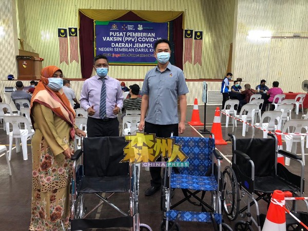张聒翔（右）赠送3台轮椅给仁保疫苗中心，中为仁保天灾管理委员会主席沙鲁尼占。