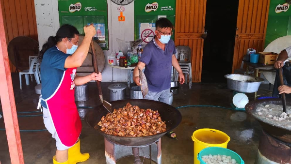 知知港海鲜饭店动用大型炊具，烹煮约1500份焖猪手。