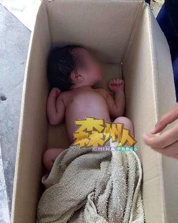 警方在发现女婴相隔7公里的一间民宅，带返一对20多岁疑是情侣的马来男女回警局协助调查。