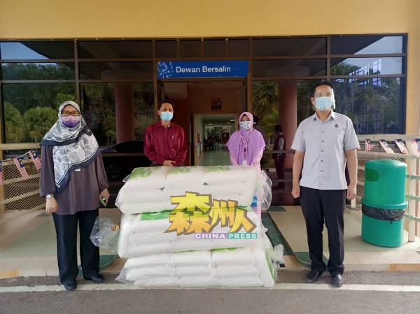 张聒翔（右者）购买30个枕头给仁保医院作为抗疫用途，左为纳瓦莫哈末阿敏。
