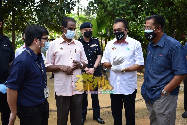 阿都拉曼（右起）、莫哈末沙林、胡昌福以及马尼甘，抵达仁保县的甘榜班佐原住民部落，为接种疫苗的原住民加油打气。