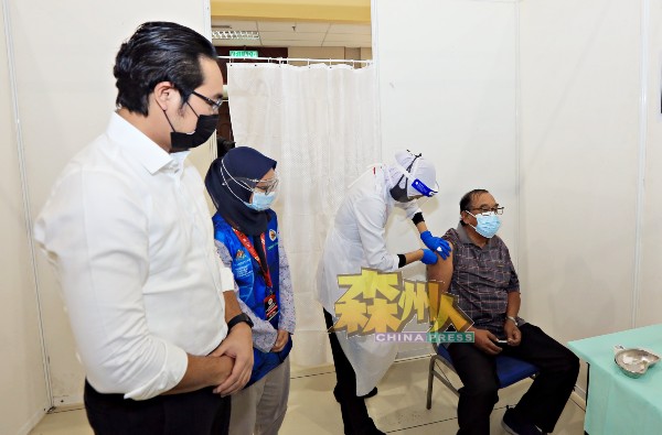 旺阿末法依沙（左）在疫苗中心内巡视民众接种疫苗。
