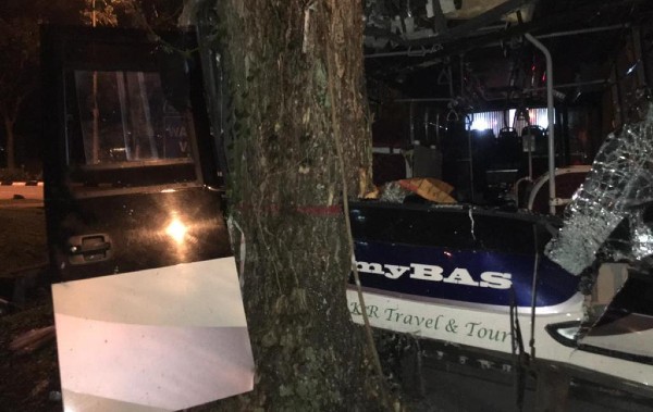 巴士司机撞向大树后，被夹困在车座，在车祸现场伤重毙命。