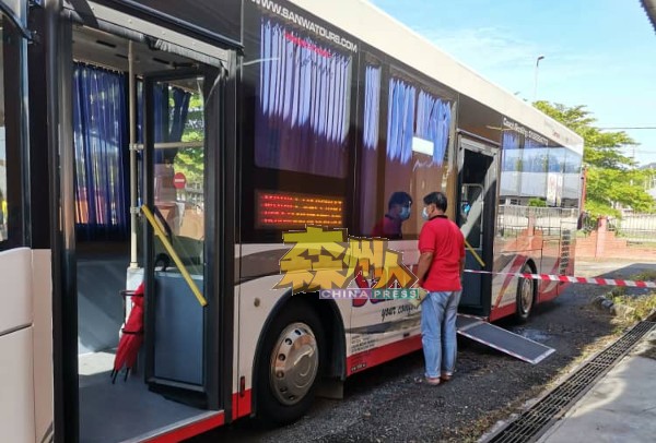 森州首辆以巴士改造成流动接种疫苗车，周一早上抵达日叻务新邦榴梿区，首日为100人接种疫苗。