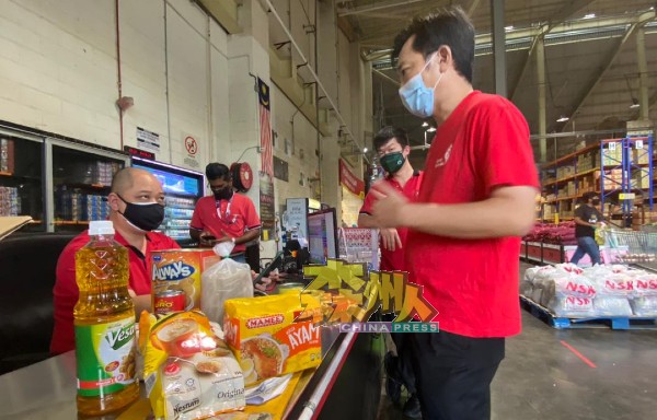 谢琪清（右）正积极处理食物篮物资的采购工作，希望能尽速发放亚沙国会选区的食物篮。