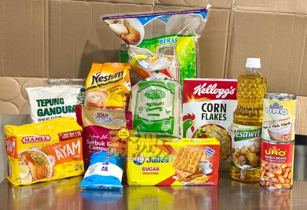亚沙国会每份价值50令吉的食物篮内，共有12份物资，当中包括白米、食油、面食物篮、饼干等。