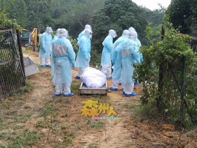 消拯局出动多名消拯人员，协助卫生局土葬一名200公斤重的冠病死者。