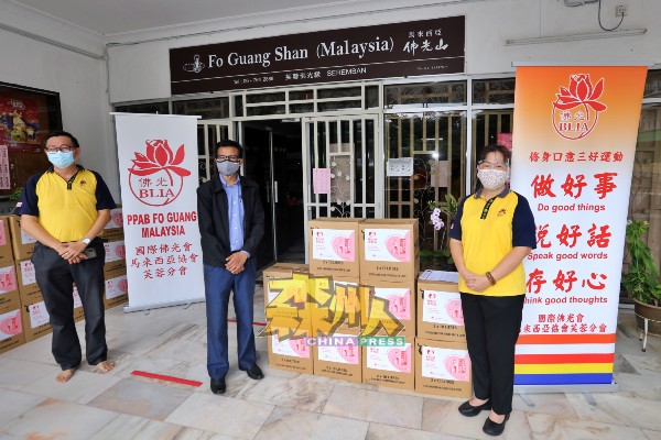 杨翠莲移交50个“佛光三好食物篮”予森州妇女发展局，由该局主任沙拉瓦南（中）接领，左为国际佛光会马来西亚协会芙蓉芙蓉分会秘书许炳全。