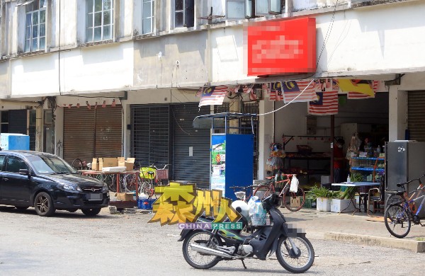 唯一开门做生意的杂货店，售卖粮食及日常用品，可见外劳光顾采购粮食。