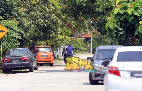 住宅区道路并没有太多车辆行驶，只见零星外劳以脚车代步回返宿舍。