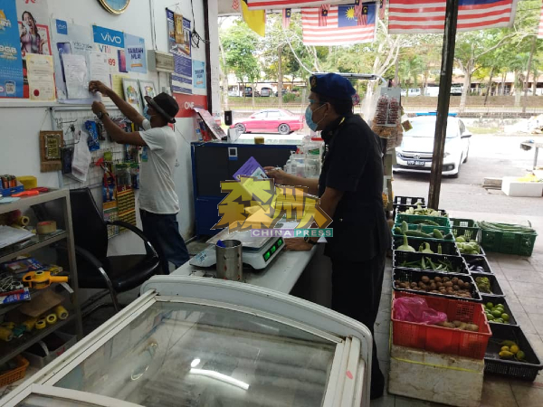 森州贸消局执法执法组进入汝来迪沙丽亚花园杂货店，检查当地的粮食供应，并促商家必须确保供应充足。